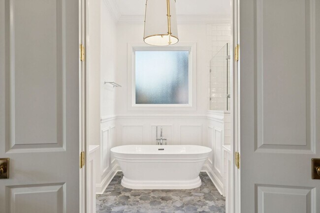 Building Photo - Luxury Executive Rental in Highlands of La...