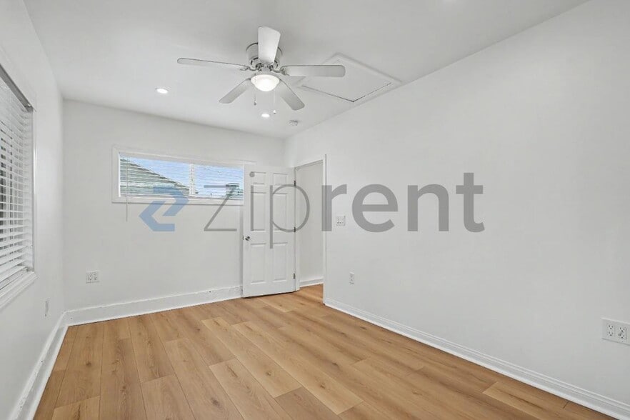 Building Photo - Unit