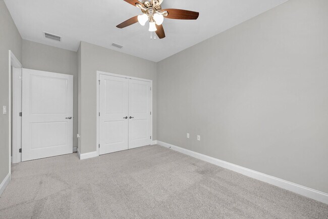 Building Photo - 702 Shady Ln Dr