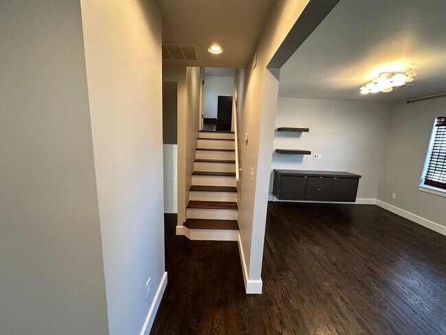 Building Photo - For Rent: Updated 3 Bed, 1.5 Bath Split-Le...