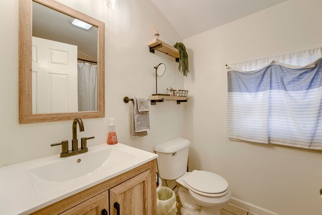 Building Photo - Charming 2 Bedroom with Fenced Yard & Parking Near Old Market!