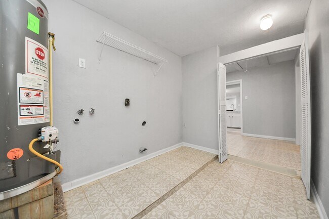 Building Photo - 2405 Pickerton Dr