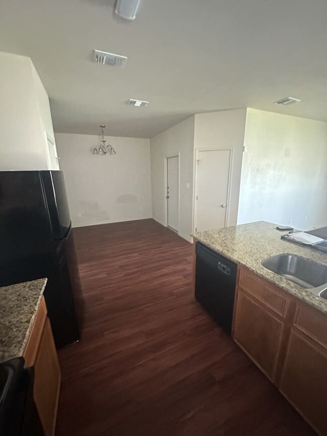 Building Photo - AVAILABLE NOW! (SECTION 8 ACCEPTED)