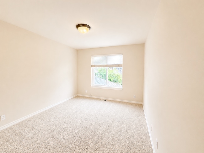 Building Photo - Spacious 5 Bedroom Home with A/C, Den, Waterfall in Prime Kenmore Cul-de-Sac