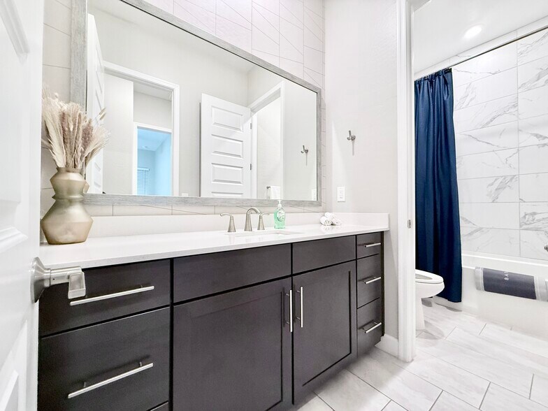 Building Photo - 2506 E Pleasant Ln