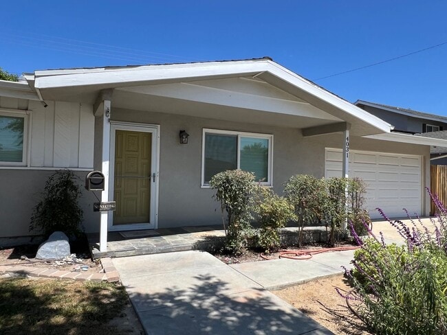 Building Photo - Great home with a Great Family Room