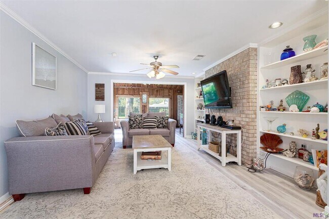 Building Photo - Beautiful 3BR/2BA Home with Sunroom, Formal Dining & Large Backyard