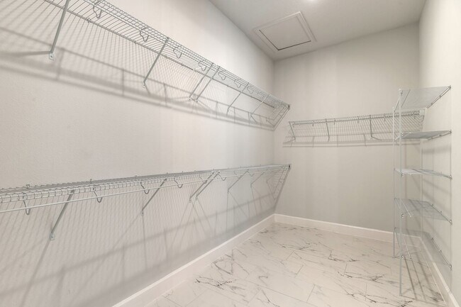 Building Photo - Like new home in Mosaic subdivision. 3 car garage