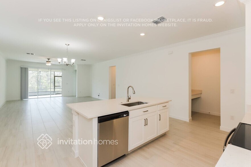 Building Photo - 14246 17th Ct E