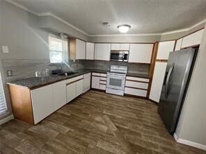 Building Photo - 16064 Holly St