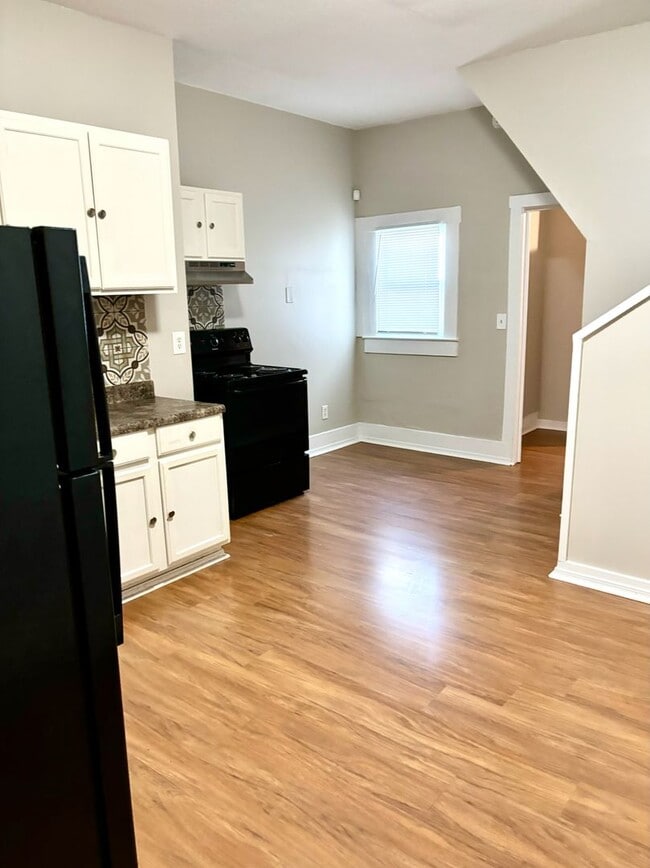 Building Photo - Spacious 4 bedroom in Portland-Section 8 A...