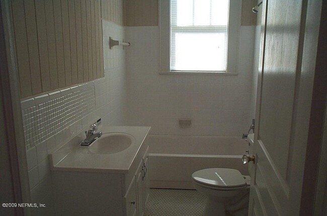 Building Photo - 739 Acosta St