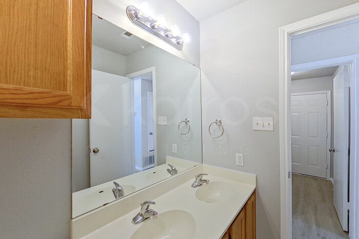 Building Photo - 4914 Glenoak Dr