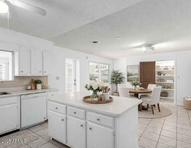 Building Photo - 1341 W Shannon St