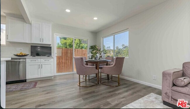 Building Photo - 817 N Kingsley Dr