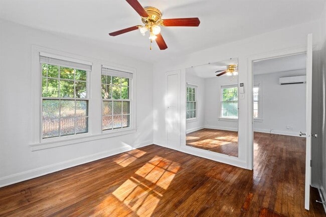 Building Photo - 204 W 43rd St