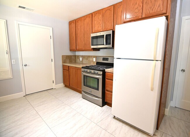 Building Photo - Darling Home 3 bd / 1 ba home near Valley Fair & Santana Row with HUGE backyard