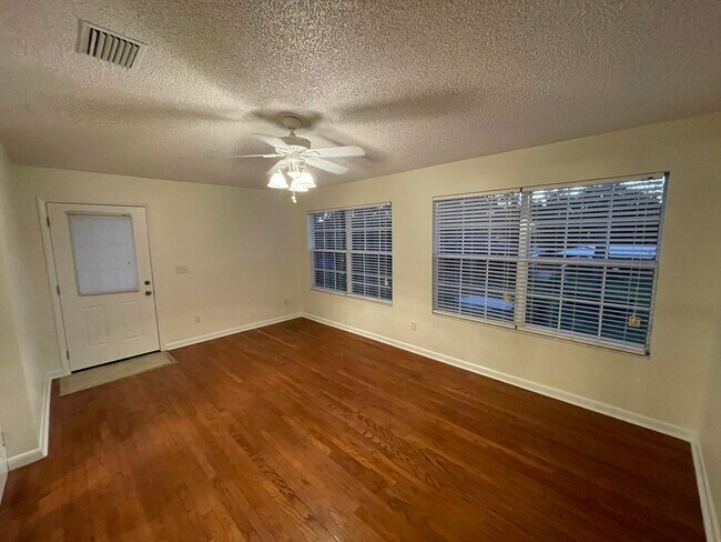 Building Photo - Beautiful 2/2 with large yard, Florida room, new floors, and updated bathrooms!