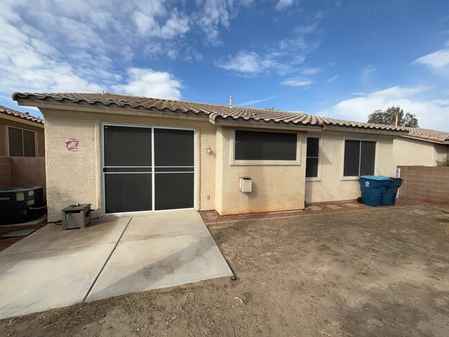 Building Photo - "Charming 2-Bed Oasis in Las Vegas: Modern...