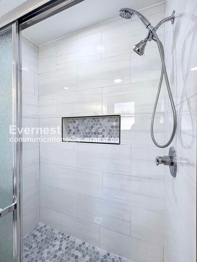 Building Photo - 3 Bed, 2 Bath with Attached Garage / Avail...
