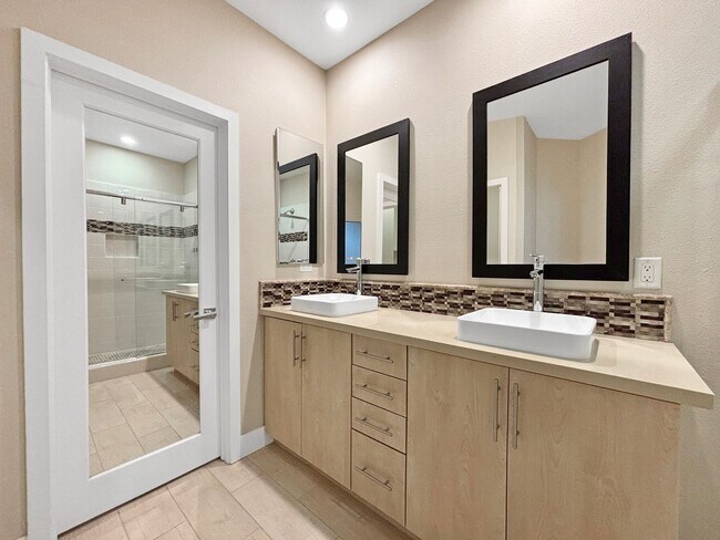 Building Photo - Stunning 3B/3.5BA Townhouse in Mission Val...