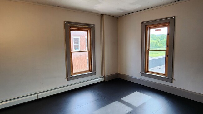 Building Photo - Large 4-5 Bedroom on Historic Main Street in Salamanca NY! Available Now!