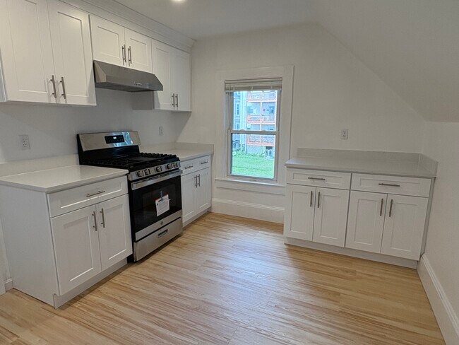 Building Photo - 9 Knapp St