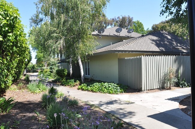 Building Photo - 5572 Magnolia Terrace