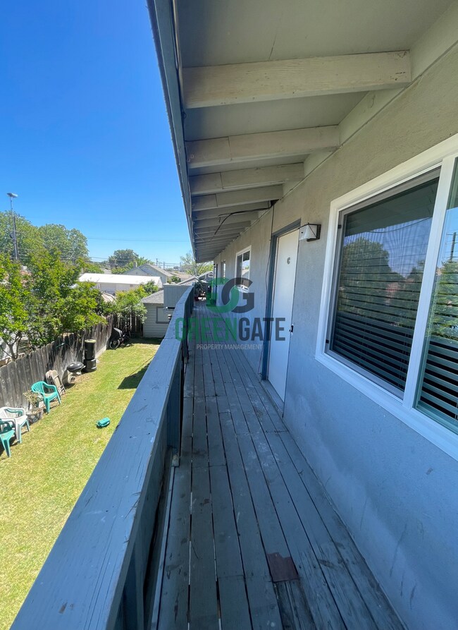 Building Photo - 325 W H St