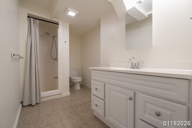 Building Photo - $2,600 / 1br - 1 BED 1 BATH DUPLEX (Honolulu)