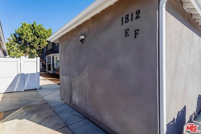 Building Photo - 1812 W Glenoaks Blvd