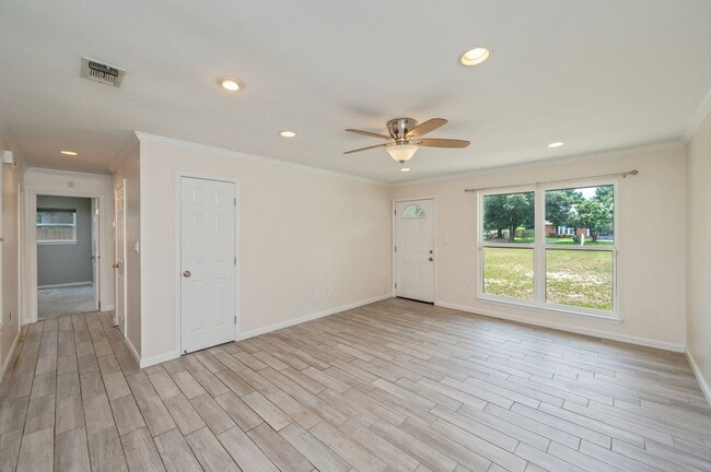 Building Photo - Charming Navarre Home on Nearly Half an Acre