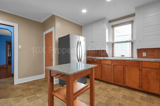 Building Photo - 275 N Warren Ave