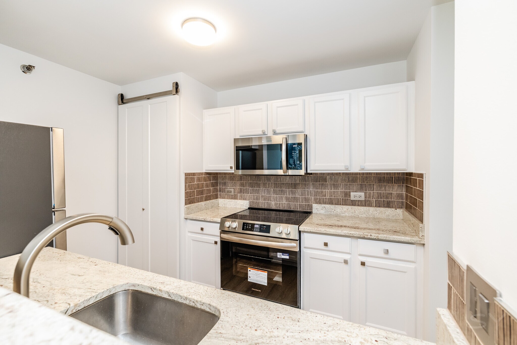 Building Photo - 345 N La Salle Dr