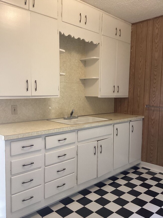 Building Photo - Cute 2 Bedroom with a little historical charm!  One block from ENMU!