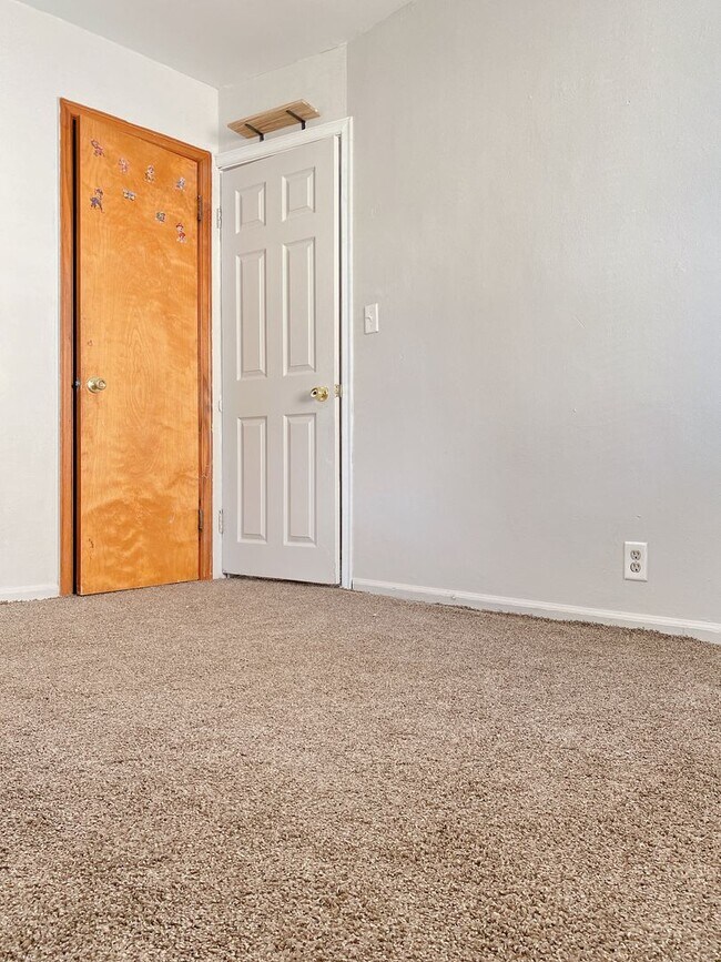 Building Photo - Cozy 4 bed 1.5 bath with a detached garage