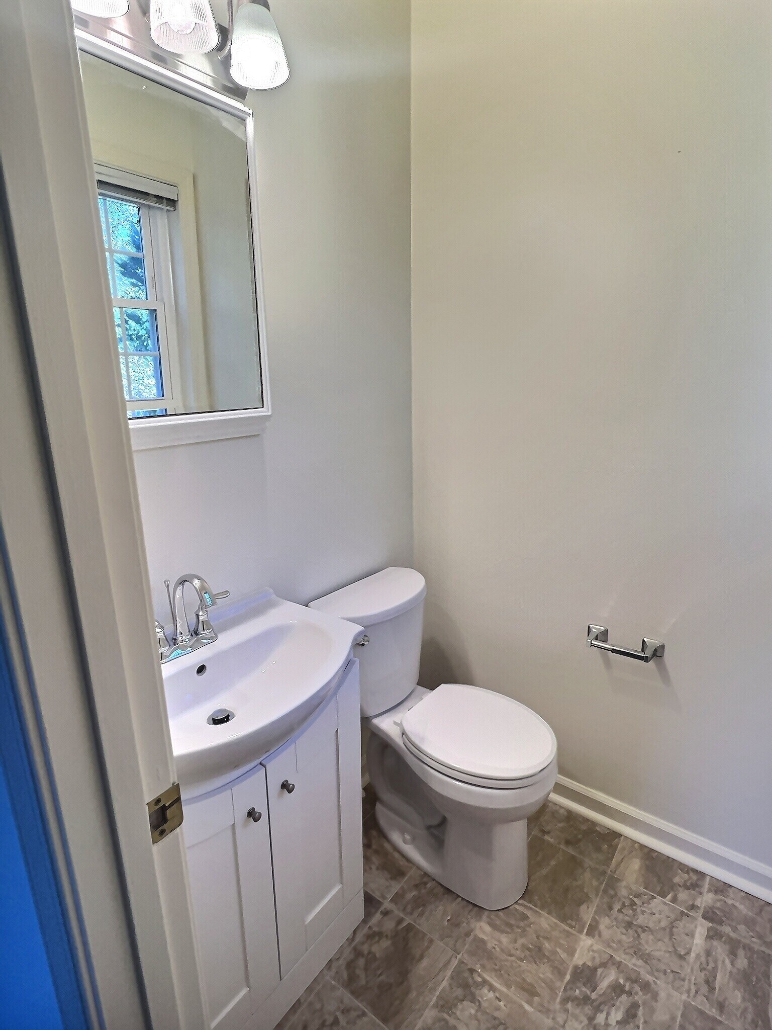 1/2 bath en-suite in Bedroom 1 - 69 Court Pl