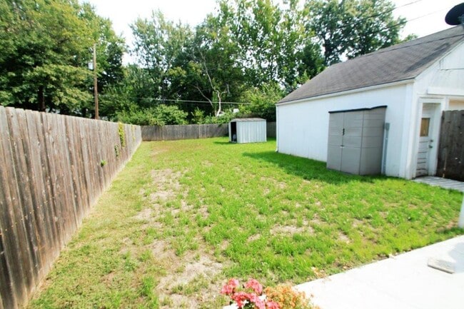Building Photo - This 4br, 2bth home is for someone who wants way more than they pay for. SO Nice!