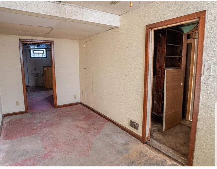 Building Photo - 2745 Hanson St