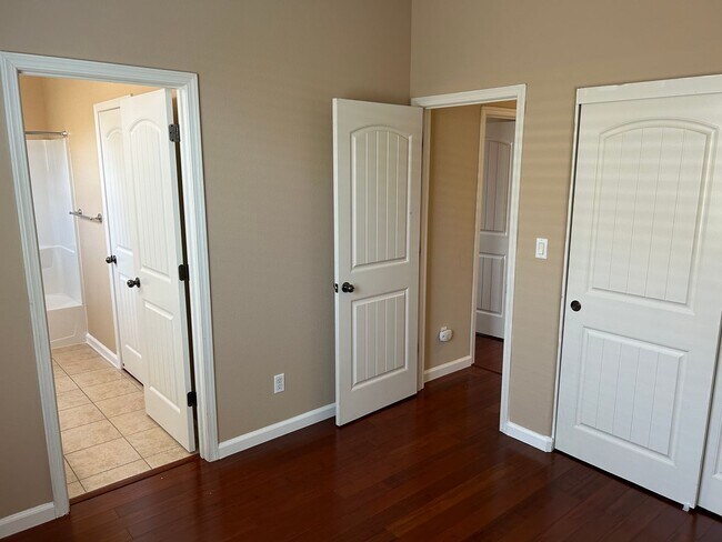Building Photo - Beautiful 4 Bedroom 3 Bathroom in Quiet Neighborhood with SOLAR