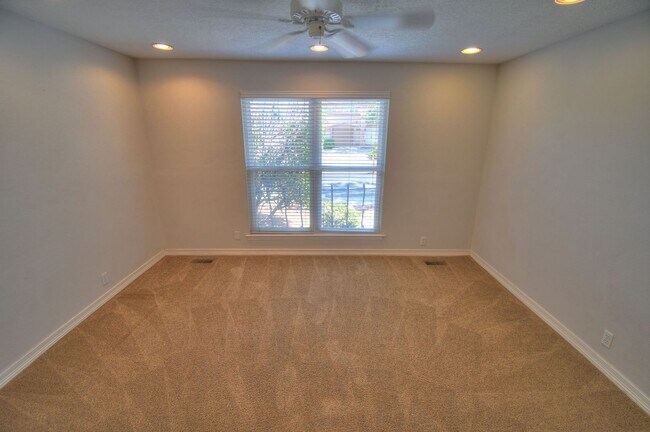 Building Photo - Cute Two Bedroom (possible 3rd Bedroom) in...