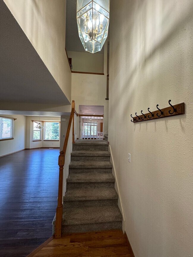 Building Photo - Charming 5 Bed 3 Bath House