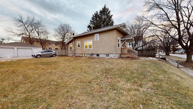 Building Photo - Walk to Restaurants and Shopping