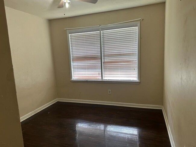 Building Photo - 305 Carnation St
