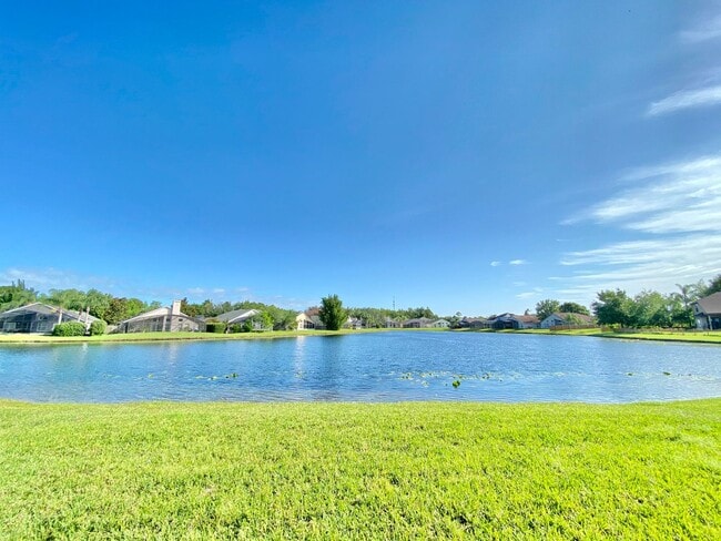 Building Photo - Beautiful Home with Water View in Waterfor...