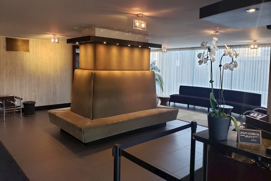 Lobby - 1960 N Lincoln Park W
