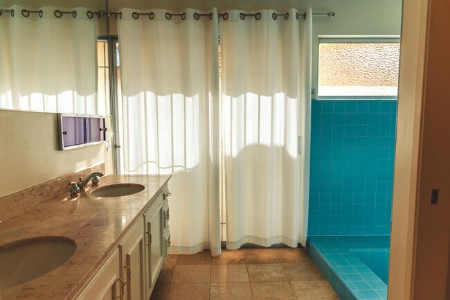 Building Photo - Los Feliz/Hollywood Hills AMAZING 6 Bed/4 Bath/Pool Luxury Home for Lease!