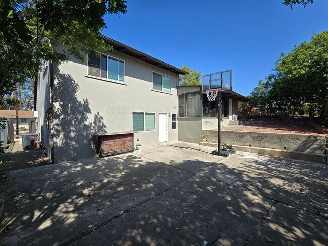 Building Photo - 7BD/4BA, Great Backyard!