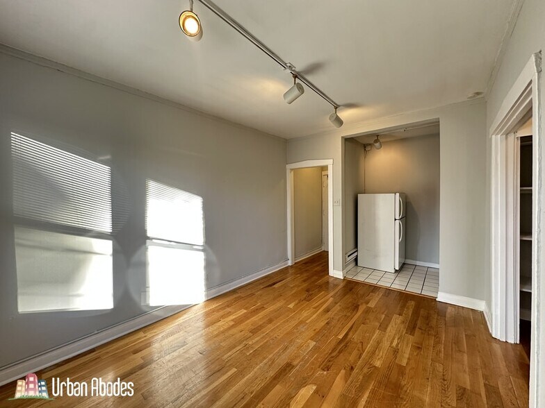 Building Photo - 515 W Melrose St