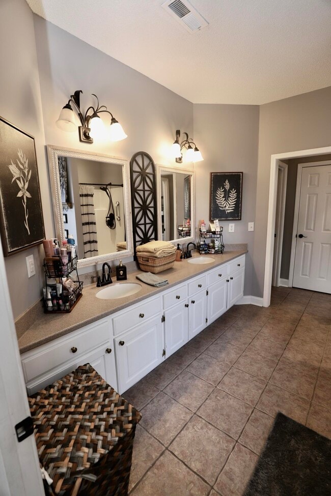 Building Photo - 1855 Beachforest Way